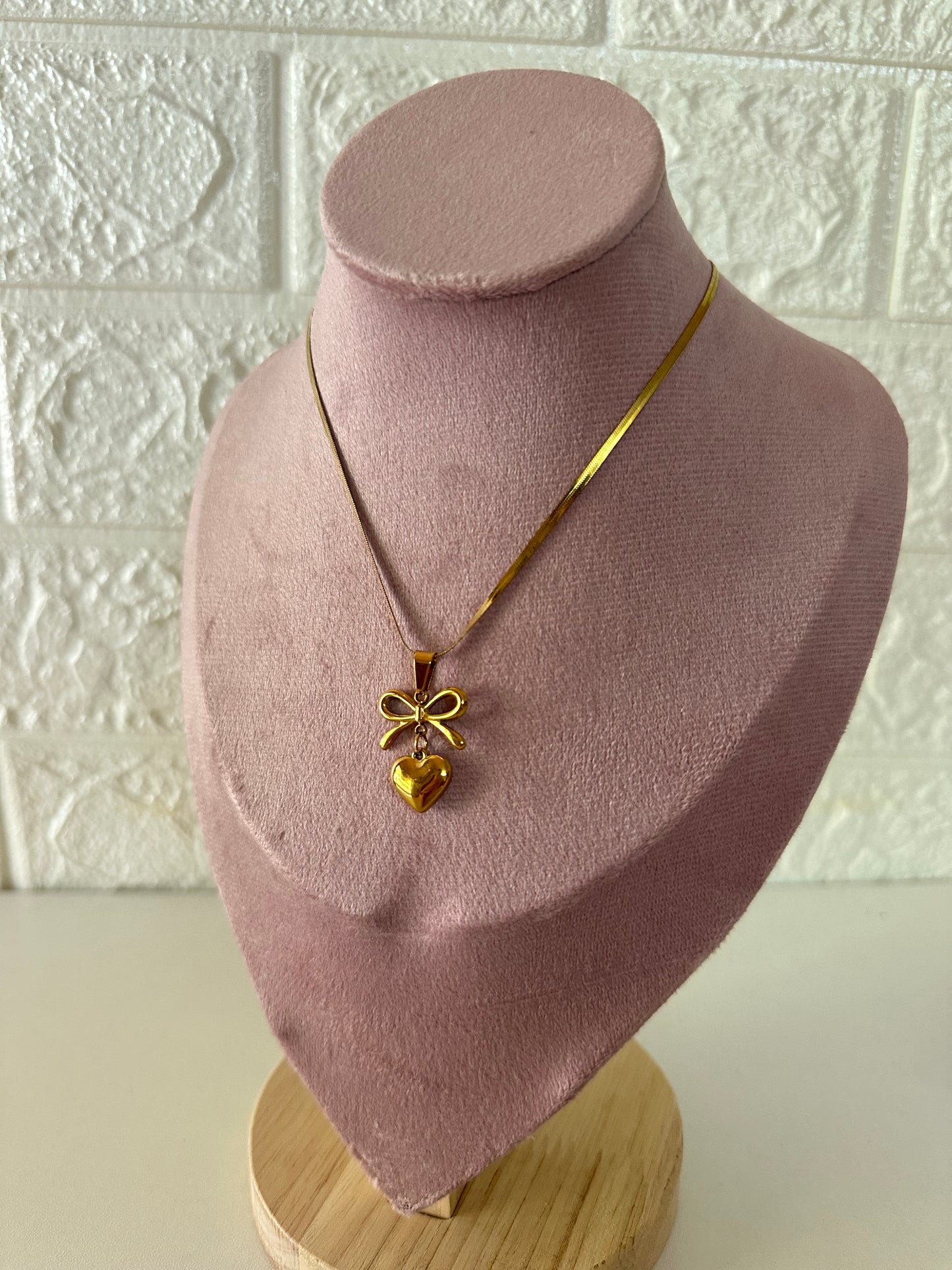Coquette pendant