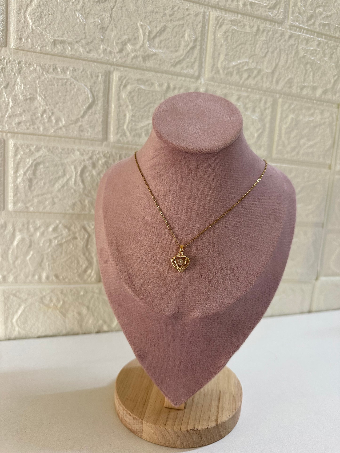 Spinning heart pendant