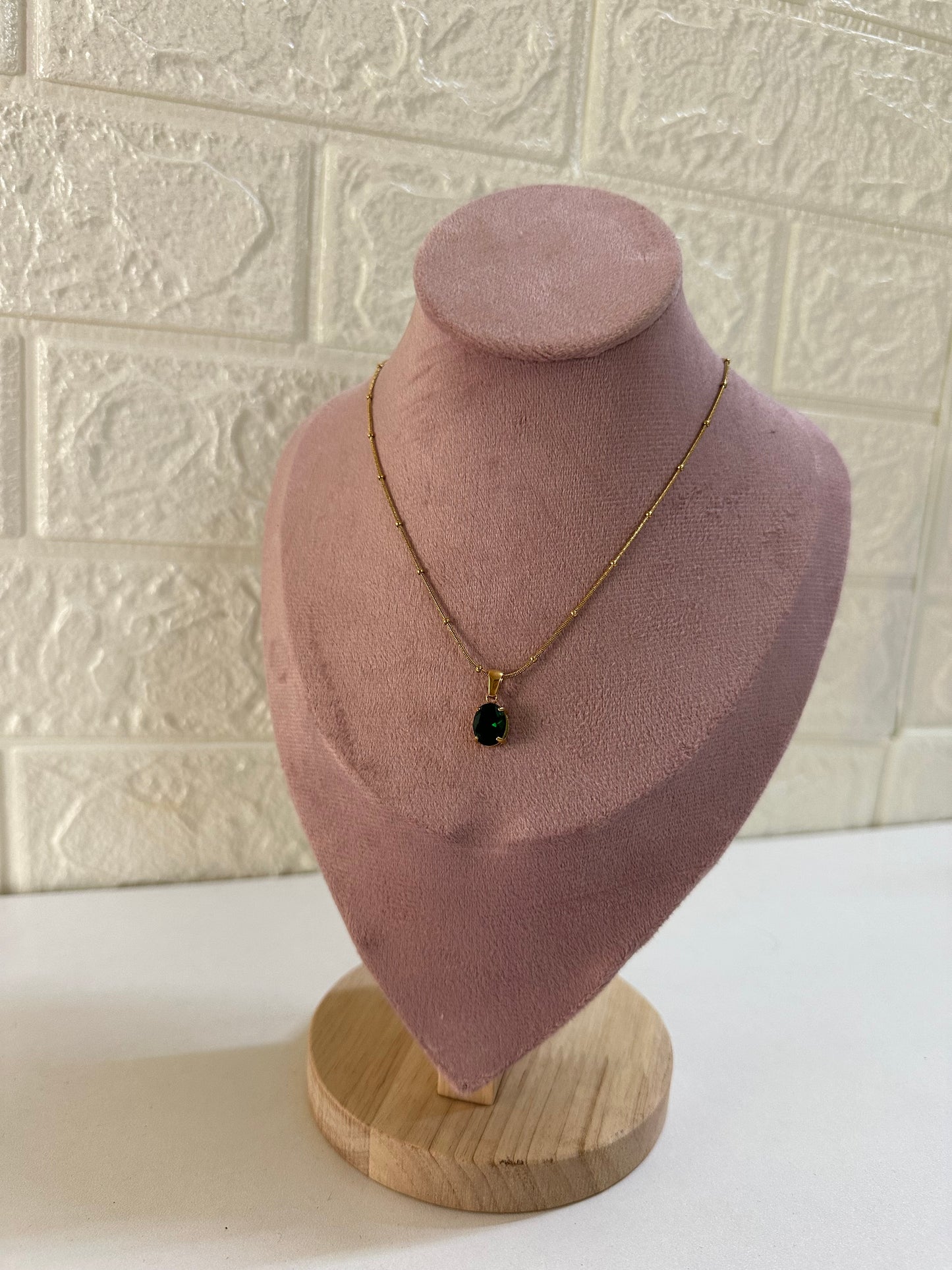 Green oval stone necklace