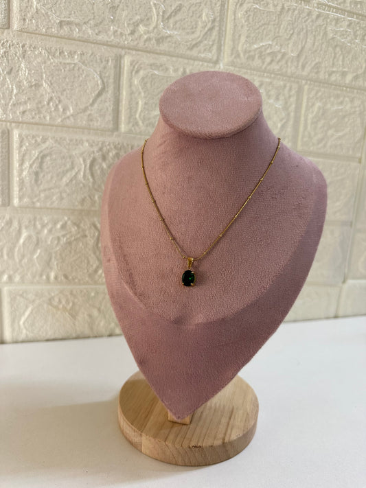 Green oval stone necklace