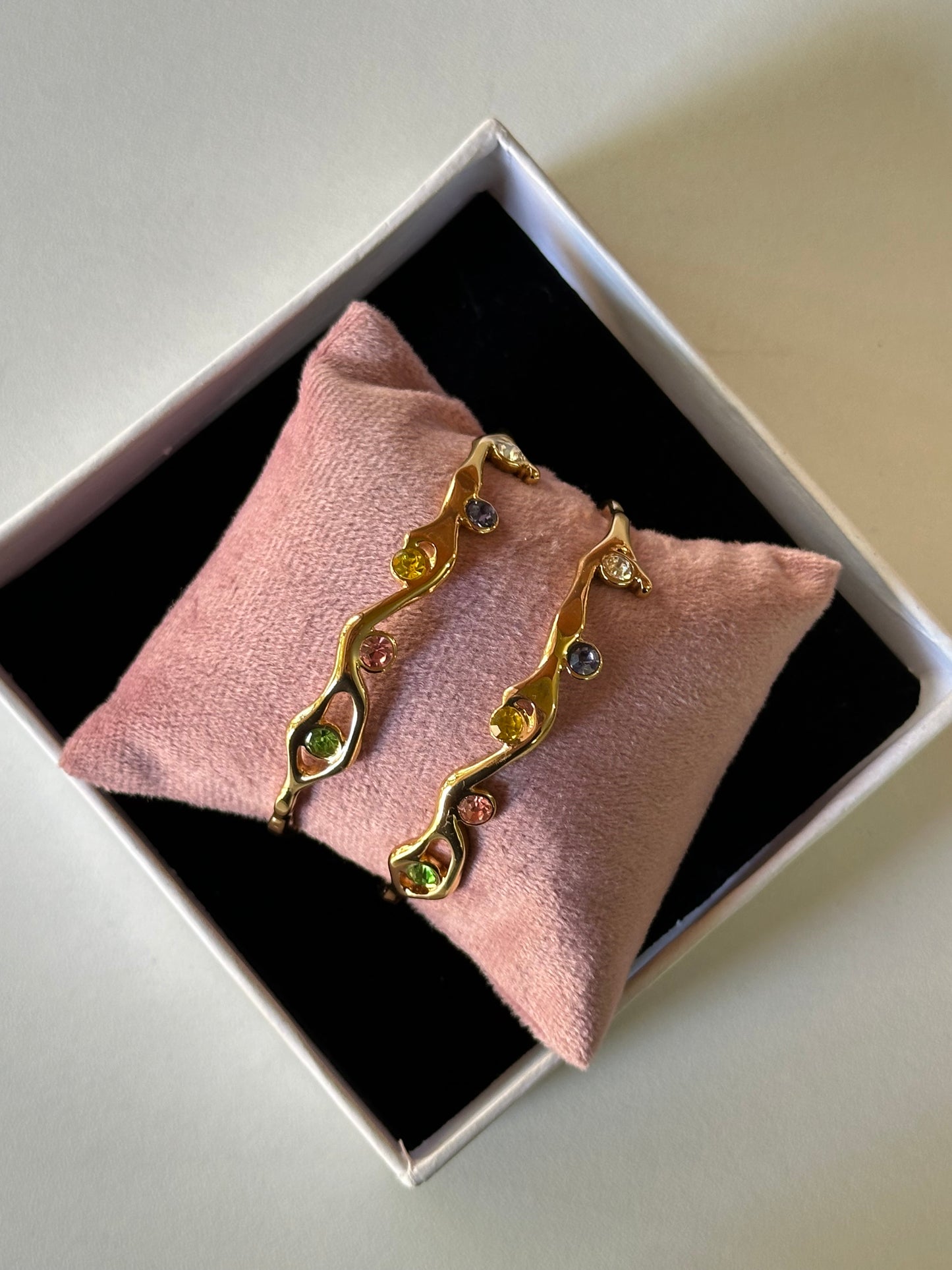 Multi stone open kada