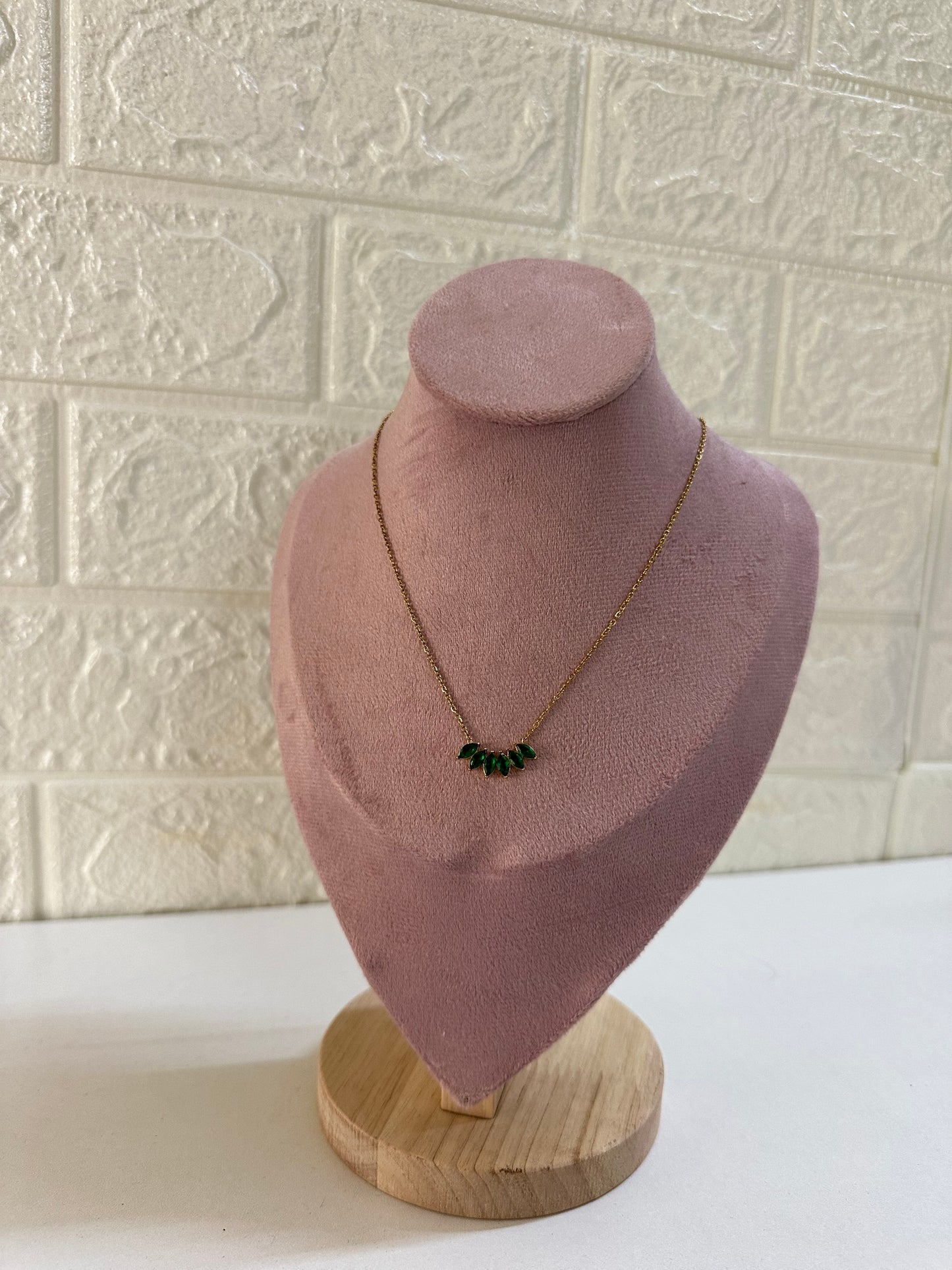 Green leaf necklace
