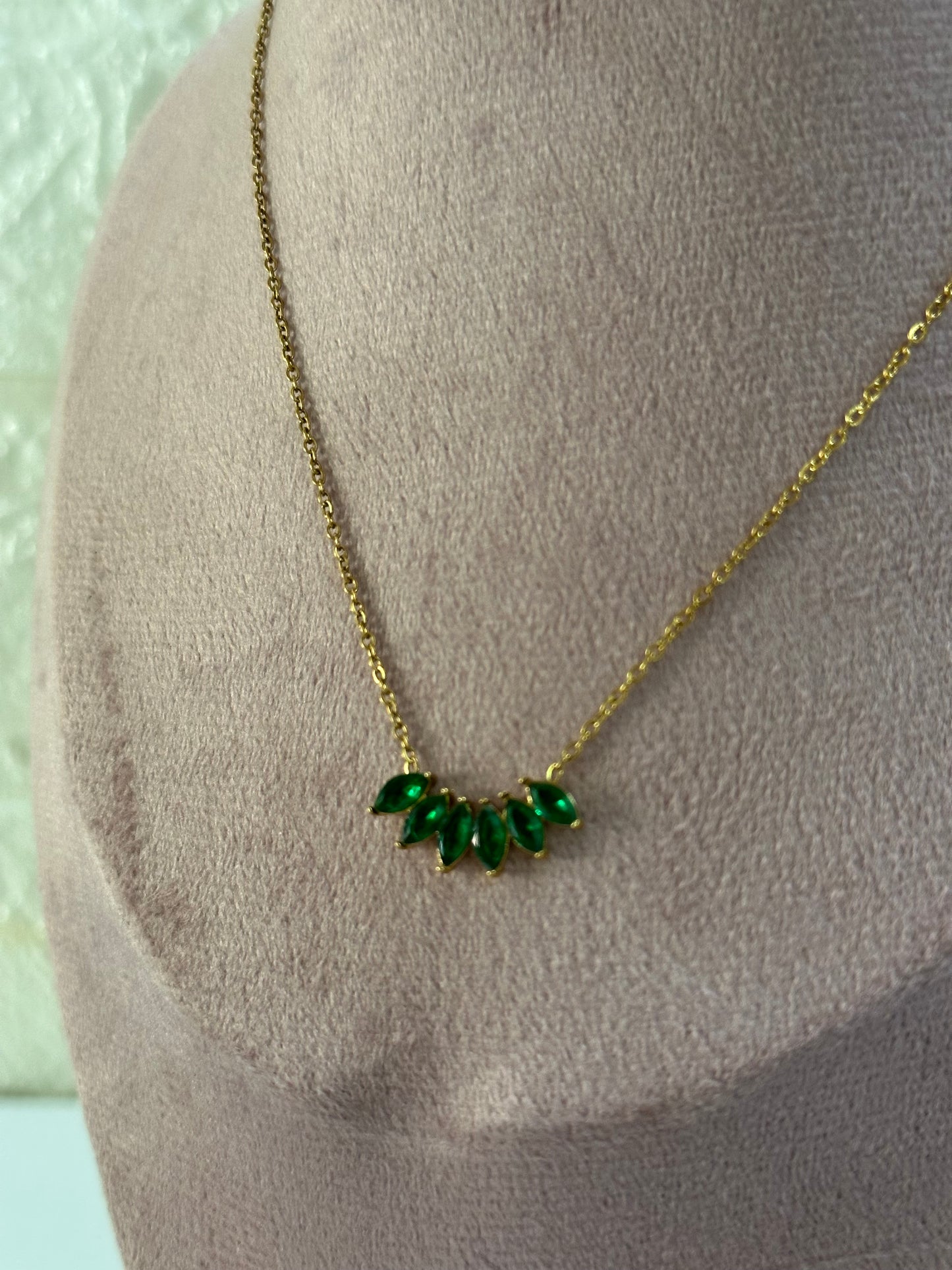 Green leaf necklace